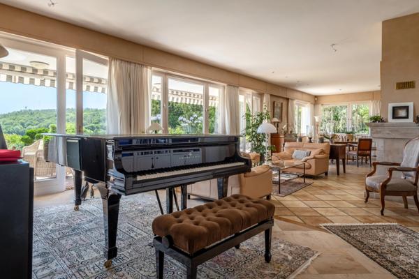LENTILLY - Maison de 255 m² - 5 chambres - Parc de 8635 m² - Piscine , 1 véranda, garage double - 1 Cave