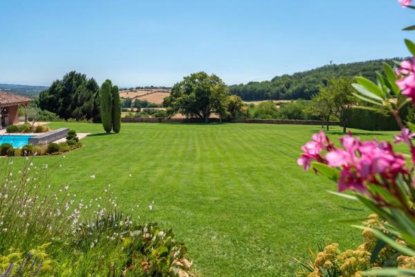 LENTILLY - Maison de 255 m² - 5 chambres - Parc de 8635 m² - Piscine , 1 véranda, garage double - 1 Cave