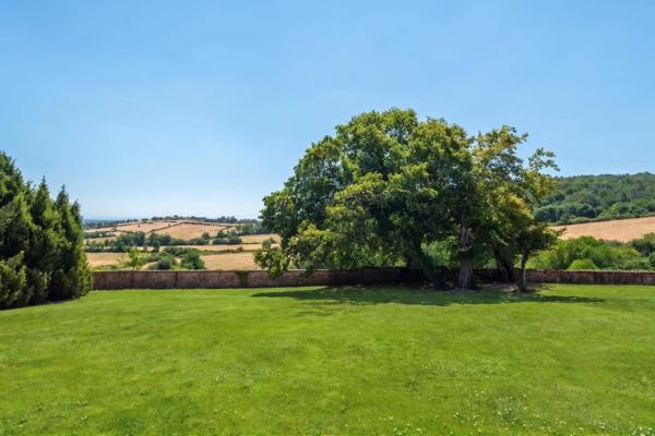 LENTILLY - Maison de 255 m² - 5 chambres - Parc de 8635 m² - Piscine , 1 véranda, garage double - 1 Cave