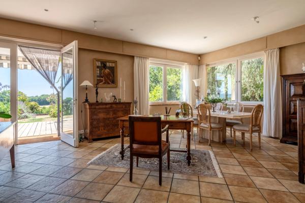 LENTILLY - Maison de 255 m² - 5 chambres - Parc de 8635 m² - Piscine , 1 véranda, garage double - 1 Cave