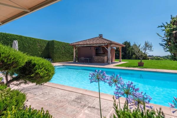 LENTILLY - Maison de 255 m² - 5 chambres - Parc de 8635 m² - Piscine , 1 véranda, garage double - 1 Cave