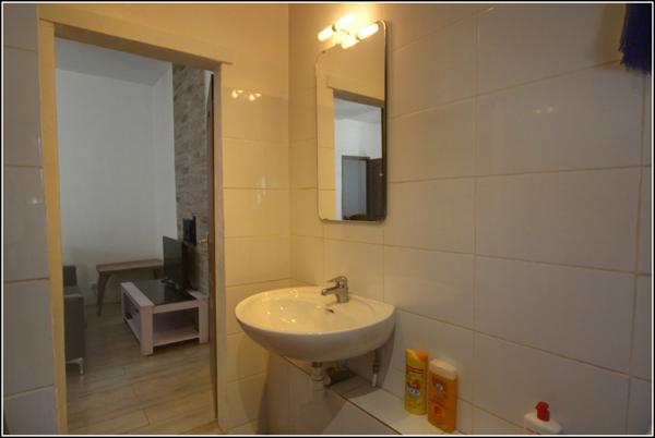 Marseille (13015) ** Possibilité vente à terme libre ** Rénové en 2020: Immeuble 2 x T3 au calme, cour, dépendances