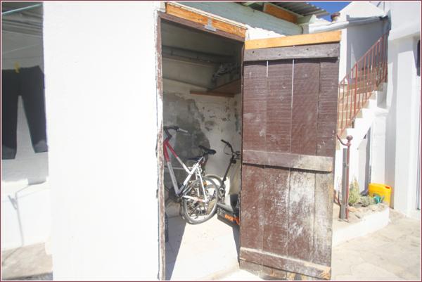 Marseille (13015) ** Possibilité vente à terme libre ** Rénové en 2020: Immeuble 2 x T3 au calme, cour, dépendances