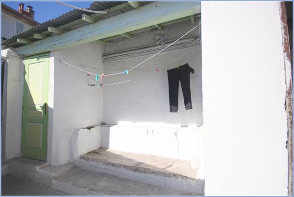 Marseille (13015) ** Possibilité vente à terme libre ** Rénové en 2020: Immeuble 2 x T3 au calme, cour, dépendances