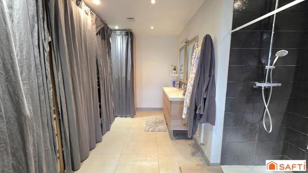 Maison d'exception de 189m², individuelle, habitable de plain pied, grand garage, terrasse, jardin