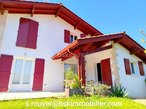 Maison familiale de 136 m2 5 pièces 4 Chambres construite en 2011 sur un terrain de 673 m2.
Située dans un lotissement calme et recherché, cette maison individuelle de 2011 offre un cadre de vie idéal pour une famille à la recherche d'espace, de confort et de fonctionnalité.
Avec ses 136 m2habitables répartis sur 2 niveaux , elle propose une organisation moderne et parfaitement pensée.

Le  rez-de-chaussée est composée d'une entrée accueillante, d'une chambre, d'une  salle d'eau privative, de toilettes  séparés, idéale pour une vie de plain-pied.
Le Séjour  spacieux et chaleureux  est équipé d'un  poêle à granulés. La cuisine est indépendante accolée à son cellier.

A l'extérieur : une terrasse de 21 m2 vous permettra de passer des moments conviviaux  et calmes en contemplant le jardin et les collines avoisinantes.

L'étage est composé d'une mezzanine, pour un coin  bureau ou jeux selon vos besoins, de 3 chambres, d'une salle de bain et de toilettes séparés.

Cette annonce référence 328894 vous est présentée par votre agent commercial Bsk immobilier Sylvain Rouyer (EI) immatriculé au RSAC de Bayonne 64100 sous le numéro :
 980 322 945

Prix du bien : 586500 Euros.
Les honoraires d'agence sont à la charge du vendeur. 
Les dépenses annuelles énergétiques à prévoir autour de 730 E.