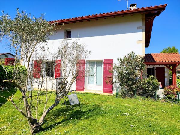 Maison familiale de 136 m2 5 pièces 4 Chambres construite en 2011 sur un terrain de 673 m2.
Située dans un lotissement calme et recherché, cette maison individuelle de 2011 offre un cadre de vie idéal pour une famille à la recherche d'espace, de confort et de fonctionnalité.
Avec ses 136 m2habitables répartis sur 2 niveaux , elle propose une organisation moderne et parfaitement pensée.

Le  rez-de-chaussée est composée d'une entrée accueillante, d'une chambre, d'une  salle d'eau privative, de toilettes  séparés, idéale pour une vie de plain-pied.
Le Séjour  spacieux et chaleureux  est équipé d'un  poêle à granulés. La cuisine est indépendante accolée à son cellier.

A l'extérieur : une terrasse de 21 m2 vous permettra de passer des moments conviviaux  et calmes en contemplant le jardin et les collines avoisinantes.

L'étage est composé d'une mezzanine, pour un coin  bureau ou jeux selon vos besoins, de 3 chambres, d'une salle de bain et de toilettes séparés.

Cette annonce référence 328894 vous est présentée par votre agent commercial Bsk immobilier Sylvain Rouyer (EI) immatriculé au RSAC de Bayonne 64100 sous le numéro :
 980 322 945

Prix du bien : 586500 Euros.
Les honoraires d'agence sont à la charge du vendeur. 
Les dépenses annuelles énergétiques à prévoir autour de 730 E.
