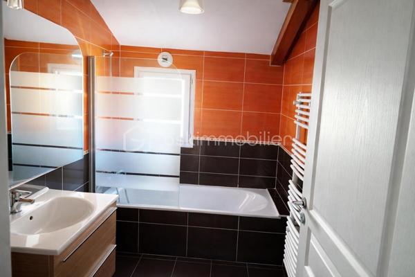 Maison familiale de 136 m2 5 pièces 4 Chambres construite en 2011 sur un terrain de 673 m2.
Située dans un lotissement calme et recherché, cette maison individuelle de 2011 offre un cadre de vie idéal pour une famille à la recherche d'espace, de confort et de fonctionnalité.
Avec ses 136 m2habitables répartis sur 2 niveaux , elle propose une organisation moderne et parfaitement pensée.

Le  rez-de-chaussée est composée d'une entrée accueillante, d'une chambre, d'une  salle d'eau privative, de toilettes  séparés, idéale pour une vie de plain-pied.
Le Séjour  spacieux et chaleureux  est équipé d'un  poêle à granulés. La cuisine est indépendante accolée à son cellier.

A l'extérieur : une terrasse de 21 m2 vous permettra de passer des moments conviviaux  et calmes en contemplant le jardin et les collines avoisinantes.

L'étage est composé d'une mezzanine, pour un coin  bureau ou jeux selon vos besoins, de 3 chambres, d'une salle de bain et de toilettes séparés.

Cette annonce référence 328894 vous est présentée par votre agent commercial Bsk immobilier Sylvain Rouyer (EI) immatriculé au RSAC de Bayonne 64100 sous le numéro :
 980 322 945

Prix du bien : 586500 Euros.
Les honoraires d'agence sont à la charge du vendeur. 
Les dépenses annuelles énergétiques à prévoir autour de 730 E.
