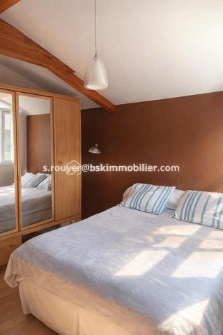 Maison familiale de 136 m2 5 pièces 4 Chambres construite en 2011 sur un terrain de 673 m2.
Située dans un lotissement calme et recherché, cette maison individuelle de 2011 offre un cadre de vie idéal pour une famille à la recherche d'espace, de confort et de fonctionnalité.
Avec ses 136 m2habitables répartis sur 2 niveaux , elle propose une organisation moderne et parfaitement pensée.

Le  rez-de-chaussée est composée d'une entrée accueillante, d'une chambre, d'une  salle d'eau privative, de toilettes  séparés, idéale pour une vie de plain-pied.
Le Séjour  spacieux et chaleureux  est équipé d'un  poêle à granulés. La cuisine est indépendante accolée à son cellier.

A l'extérieur : une terrasse de 21 m2 vous permettra de passer des moments conviviaux  et calmes en contemplant le jardin et les collines avoisinantes.

L'étage est composé d'une mezzanine, pour un coin  bureau ou jeux selon vos besoins, de 3 chambres, d'une salle de bain et de toilettes séparés.

Cette annonce référence 328894 vous est présentée par votre agent commercial Bsk immobilier Sylvain Rouyer (EI) immatriculé au RSAC de Bayonne 64100 sous le numéro :
 980 322 945

Prix du bien : 586500 Euros.
Les honoraires d'agence sont à la charge du vendeur. 
Les dépenses annuelles énergétiques à prévoir autour de 730 E.