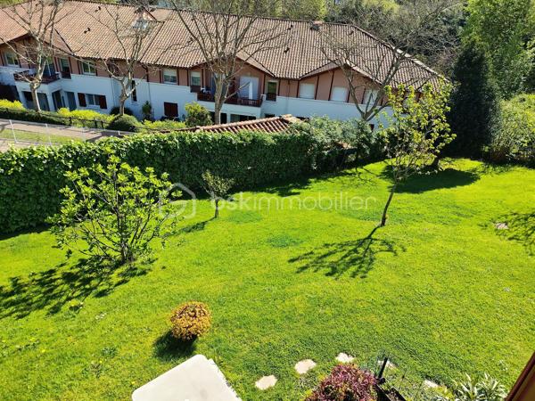 Maison familiale de 136 m2 5 pièces 4 Chambres construite en 2011 sur un terrain de 673 m2.
Située dans un lotissement calme et recherché, cette maison individuelle de 2011 offre un cadre de vie idéal pour une famille à la recherche d'espace, de confort et de fonctionnalité.
Avec ses 136 m2habitables répartis sur 2 niveaux , elle propose une organisation moderne et parfaitement pensée.

Le  rez-de-chaussée est composée d'une entrée accueillante, d'une chambre, d'une  salle d'eau privative, de toilettes  séparés, idéale pour une vie de plain-pied.
Le Séjour  spacieux et chaleureux  est équipé d'un  poêle à granulés. La cuisine est indépendante accolée à son cellier.

A l'extérieur : une terrasse de 21 m2 vous permettra de passer des moments conviviaux  et calmes en contemplant le jardin et les collines avoisinantes.

L'étage est composé d'une mezzanine, pour un coin  bureau ou jeux selon vos besoins, de 3 chambres, d'une salle de bain et de toilettes séparés.

Cette annonce référence 328894 vous est présentée par votre agent commercial Bsk immobilier Sylvain Rouyer (EI) immatriculé au RSAC de Bayonne 64100 sous le numéro :
 980 322 945

Prix du bien : 586500 Euros.
Les honoraires d'agence sont à la charge du vendeur. 
Les dépenses annuelles énergétiques à prévoir autour de 730 E.