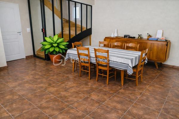Maison familiale de 136 m2 5 pièces 4 Chambres construite en 2011 sur un terrain de 673 m2.
Située dans un lotissement calme et recherché, cette maison individuelle de 2011 offre un cadre de vie idéal pour une famille à la recherche d'espace, de confort et de fonctionnalité.
Avec ses 136 m2habitables répartis sur 2 niveaux , elle propose une organisation moderne et parfaitement pensée.

Le  rez-de-chaussée est composée d'une entrée accueillante, d'une chambre, d'une  salle d'eau privative, de toilettes  séparés, idéale pour une vie de plain-pied.
Le Séjour  spacieux et chaleureux  est équipé d'un  poêle à granulés. La cuisine est indépendante accolée à son cellier.

A l'extérieur : une terrasse de 21 m2 vous permettra de passer des moments conviviaux  et calmes en contemplant le jardin et les collines avoisinantes.

L'étage est composé d'une mezzanine, pour un coin  bureau ou jeux selon vos besoins, de 3 chambres, d'une salle de bain et de toilettes séparés.

Cette annonce référence 328894 vous est présentée par votre agent commercial Bsk immobilier Sylvain Rouyer (EI) immatriculé au RSAC de Bayonne 64100 sous le numéro :
 980 322 945

Prix du bien : 586500 Euros.
Les honoraires d'agence sont à la charge du vendeur. 
Les dépenses annuelles énergétiques à prévoir autour de 730 E.