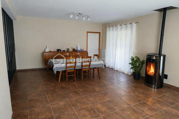 Maison familiale de 136 m2 5 pièces 4 Chambres construite en 2011 sur un terrain de 673 m2.
Située dans un lotissement calme et recherché, cette maison individuelle de 2011 offre un cadre de vie idéal pour une famille à la recherche d'espace, de confort et de fonctionnalité.
Avec ses 136 m2habitables répartis sur 2 niveaux , elle propose une organisation moderne et parfaitement pensée.

Le  rez-de-chaussée est composée d'une entrée accueillante, d'une chambre, d'une  salle d'eau privative, de toilettes  séparés, idéale pour une vie de plain-pied.
Le Séjour  spacieux et chaleureux  est équipé d'un  poêle à granulés. La cuisine est indépendante accolée à son cellier.

A l'extérieur : une terrasse de 21 m2 vous permettra de passer des moments conviviaux  et calmes en contemplant le jardin et les collines avoisinantes.

L'étage est composé d'une mezzanine, pour un coin  bureau ou jeux selon vos besoins, de 3 chambres, d'une salle de bain et de toilettes séparés.

Cette annonce référence 328894 vous est présentée par votre agent commercial Bsk immobilier Sylvain Rouyer (EI) immatriculé au RSAC de Bayonne 64100 sous le numéro :
 980 322 945

Prix du bien : 586500 Euros.
Les honoraires d'agence sont à la charge du vendeur. 
Les dépenses annuelles énergétiques à prévoir autour de 730 E.