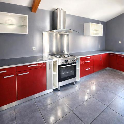 Maison familiale de 136 m2 5 pièces 4 Chambres construite en 2011 sur un terrain de 673 m2.
Située dans un lotissement calme et recherché, cette maison individuelle de 2011 offre un cadre de vie idéal pour une famille à la recherche d'espace, de confort et de fonctionnalité.
Avec ses 136 m2habitables répartis sur 2 niveaux , elle propose une organisation moderne et parfaitement pensée.

Le  rez-de-chaussée est composée d'une entrée accueillante, d'une chambre, d'une  salle d'eau privative, de toilettes  séparés, idéale pour une vie de plain-pied.
Le Séjour  spacieux et chaleureux  est équipé d'un  poêle à granulés. La cuisine est indépendante accolée à son cellier.

A l'extérieur : une terrasse de 21 m2 vous permettra de passer des moments conviviaux  et calmes en contemplant le jardin et les collines avoisinantes.

L'étage est composé d'une mezzanine, pour un coin  bureau ou jeux selon vos besoins, de 3 chambres, d'une salle de bain et de toilettes séparés.

Cette annonce référence 328894 vous est présentée par votre agent commercial Bsk immobilier Sylvain Rouyer (EI) immatriculé au RSAC de Bayonne 64100 sous le numéro :
 980 322 945

Prix du bien : 586500 Euros.
Les honoraires d'agence sont à la charge du vendeur. 
Les dépenses annuelles énergétiques à prévoir autour de 730 E.
