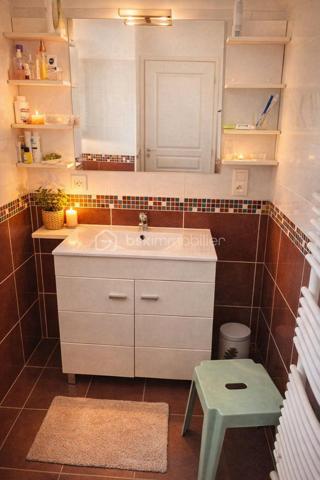 Maison familiale de 136 m2 5 pièces 4 Chambres construite en 2011 sur un terrain de 673 m2.
Située dans un lotissement calme et recherché, cette maison individuelle de 2011 offre un cadre de vie idéal pour une famille à la recherche d'espace, de confort et de fonctionnalité.
Avec ses 136 m2habitables répartis sur 2 niveaux , elle propose une organisation moderne et parfaitement pensée.

Le  rez-de-chaussée est composée d'une entrée accueillante, d'une chambre, d'une  salle d'eau privative, de toilettes  séparés, idéale pour une vie de plain-pied.
Le Séjour  spacieux et chaleureux  est équipé d'un  poêle à granulés. La cuisine est indépendante accolée à son cellier.

A l'extérieur : une terrasse de 21 m2 vous permettra de passer des moments conviviaux  et calmes en contemplant le jardin et les collines avoisinantes.

L'étage est composé d'une mezzanine, pour un coin  bureau ou jeux selon vos besoins, de 3 chambres, d'une salle de bain et de toilettes séparés.

Cette annonce référence 328894 vous est présentée par votre agent commercial Bsk immobilier Sylvain Rouyer (EI) immatriculé au RSAC de Bayonne 64100 sous le numéro :
 980 322 945

Prix du bien : 586500 Euros.
Les honoraires d'agence sont à la charge du vendeur. 
Les dépenses annuelles énergétiques à prévoir autour de 730 E.