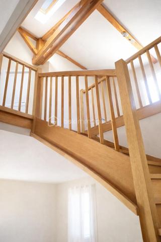 Maison familiale de 136 m2 5 pièces 4 Chambres construite en 2011 sur un terrain de 673 m2.
Située dans un lotissement calme et recherché, cette maison individuelle de 2011 offre un cadre de vie idéal pour une famille à la recherche d'espace, de confort et de fonctionnalité.
Avec ses 136 m2habitables répartis sur 2 niveaux , elle propose une organisation moderne et parfaitement pensée.

Le  rez-de-chaussée est composée d'une entrée accueillante, d'une chambre, d'une  salle d'eau privative, de toilettes  séparés, idéale pour une vie de plain-pied.
Le Séjour  spacieux et chaleureux  est équipé d'un  poêle à granulés. La cuisine est indépendante accolée à son cellier.

A l'extérieur : une terrasse de 21 m2 vous permettra de passer des moments conviviaux  et calmes en contemplant le jardin et les collines avoisinantes.

L'étage est composé d'une mezzanine, pour un coin  bureau ou jeux selon vos besoins, de 3 chambres, d'une salle de bain et de toilettes séparés.

Cette annonce référence 328894 vous est présentée par votre agent commercial Bsk immobilier Sylvain Rouyer (EI) immatriculé au RSAC de Bayonne 64100 sous le numéro :
 980 322 945

Prix du bien : 586500 Euros.
Les honoraires d'agence sont à la charge du vendeur. 
Les dépenses annuelles énergétiques à prévoir autour de 730 E.
