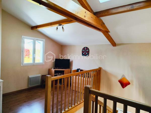 Maison familiale de 136 m2 5 pièces 4 Chambres construite en 2011 sur un terrain de 673 m2.
Située dans un lotissement calme et recherché, cette maison individuelle de 2011 offre un cadre de vie idéal pour une famille à la recherche d'espace, de confort et de fonctionnalité.
Avec ses 136 m2habitables répartis sur 2 niveaux , elle propose une organisation moderne et parfaitement pensée.

Le  rez-de-chaussée est composée d'une entrée accueillante, d'une chambre, d'une  salle d'eau privative, de toilettes  séparés, idéale pour une vie de plain-pied.
Le Séjour  spacieux et chaleureux  est équipé d'un  poêle à granulés. La cuisine est indépendante accolée à son cellier.

A l'extérieur : une terrasse de 21 m2 vous permettra de passer des moments conviviaux  et calmes en contemplant le jardin et les collines avoisinantes.

L'étage est composé d'une mezzanine, pour un coin  bureau ou jeux selon vos besoins, de 3 chambres, d'une salle de bain et de toilettes séparés.

Cette annonce référence 328894 vous est présentée par votre agent commercial Bsk immobilier Sylvain Rouyer (EI) immatriculé au RSAC de Bayonne 64100 sous le numéro :
 980 322 945

Prix du bien : 586500 Euros.
Les honoraires d'agence sont à la charge du vendeur. 
Les dépenses annuelles énergétiques à prévoir autour de 730 E.