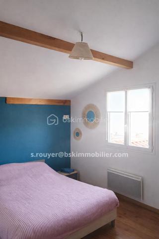 Maison familiale de 136 m2 5 pièces 4 Chambres construite en 2011 sur un terrain de 673 m2.
Située dans un lotissement calme et recherché, cette maison individuelle de 2011 offre un cadre de vie idéal pour une famille à la recherche d'espace, de confort et de fonctionnalité.
Avec ses 136 m2habitables répartis sur 2 niveaux , elle propose une organisation moderne et parfaitement pensée.

Le  rez-de-chaussée est composée d'une entrée accueillante, d'une chambre, d'une  salle d'eau privative, de toilettes  séparés, idéale pour une vie de plain-pied.
Le Séjour  spacieux et chaleureux  est équipé d'un  poêle à granulés. La cuisine est indépendante accolée à son cellier.

A l'extérieur : une terrasse de 21 m2 vous permettra de passer des moments conviviaux  et calmes en contemplant le jardin et les collines avoisinantes.

L'étage est composé d'une mezzanine, pour un coin  bureau ou jeux selon vos besoins, de 3 chambres, d'une salle de bain et de toilettes séparés.

Cette annonce référence 328894 vous est présentée par votre agent commercial Bsk immobilier Sylvain Rouyer (EI) immatriculé au RSAC de Bayonne 64100 sous le numéro :
 980 322 945

Prix du bien : 586500 Euros.
Les honoraires d'agence sont à la charge du vendeur. 
Les dépenses annuelles énergétiques à prévoir autour de 730 E.