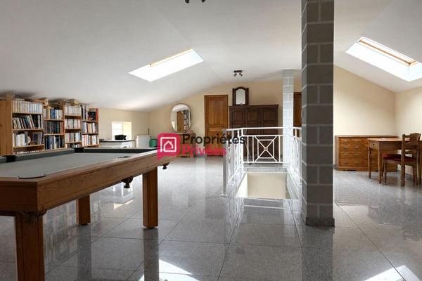 Belle propriété T7 de 231m², terrain de 6905m² avec un étang aux Richards 63780 à vendre