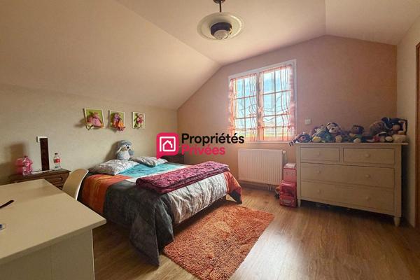 Belle propriété T7 de 231m², terrain de 6905m² avec un étang aux Richards 63780 à vendre