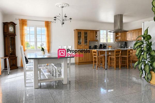 Belle propriété T7 de 231m², terrain de 6905m² avec un étang aux Richards 63780 à vendre