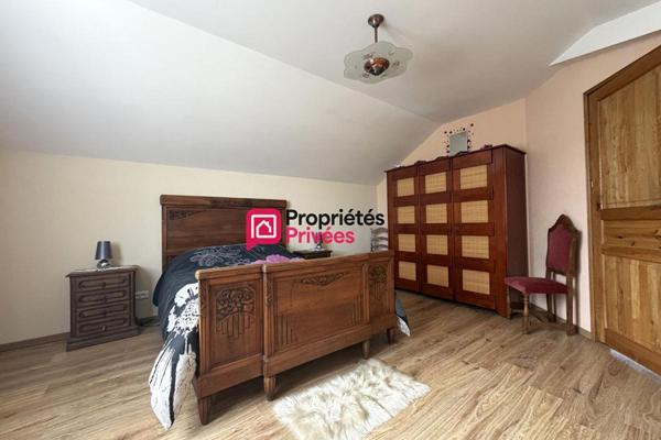 Belle propriété T7 de 231m², terrain de 6905m² avec un étang aux Richards 63780 à vendre