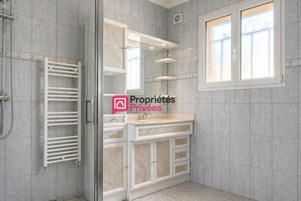Belle propriété T7 de 231m², terrain de 6905m² avec un étang aux Richards 63780 à vendre