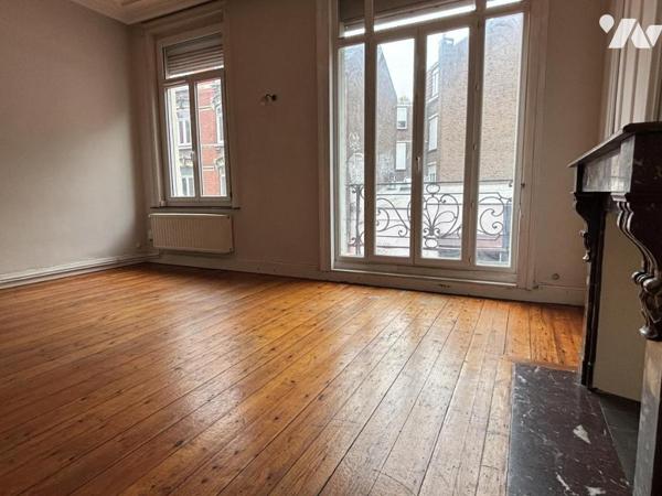LILLE Appartement Type 2 traversant dans bel immeuble ancien.