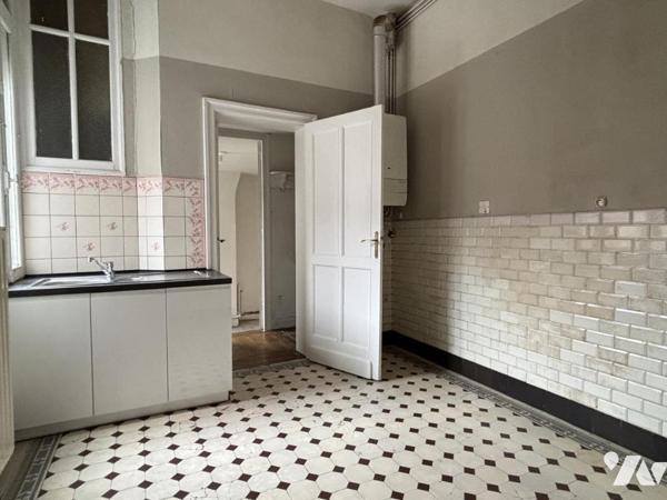 LILLE Appartement Type 2 traversant dans bel immeuble ancien.