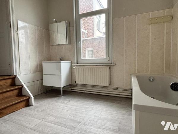 LILLE Appartement Type 2 traversant dans bel immeuble ancien.