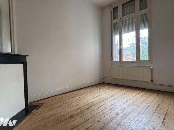 LILLE Appartement Type 2 traversant dans bel immeuble ancien.