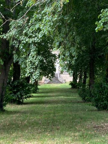 Rare château historique à Montagne Saint Emilion 2500 m2 Ecuries, sellerie, chais