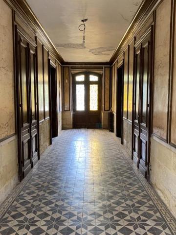 Rare château historique à Montagne Saint Emilion 2500 m2 Ecuries, sellerie, chais