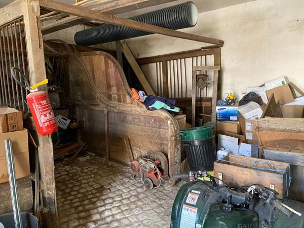 Rare château historique à Montagne Saint Emilion 2500 m2 Ecuries, sellerie, chais