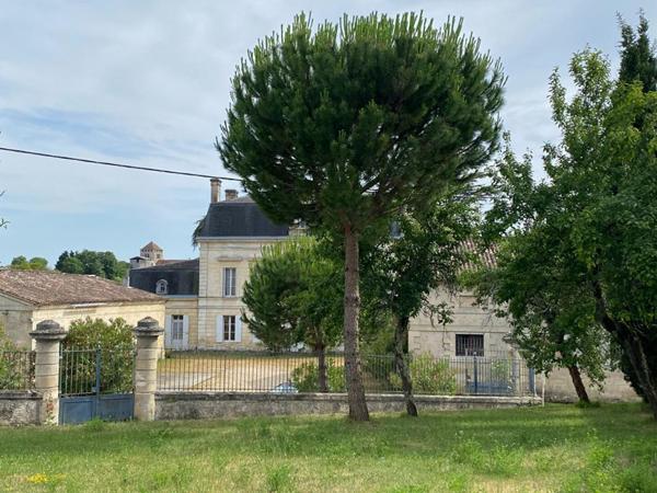 Rare château historique à Montagne Saint Emilion 2500 m2 Ecuries, sellerie, chais