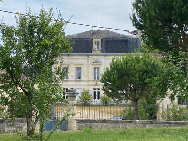 Rare château historique à Montagne Saint Emilion 2500 m2 Ecuries, sellerie, chais