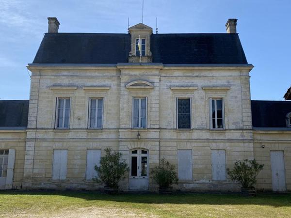 Rare château historique à Montagne Saint Emilion 2500 m2 Ecuries, sellerie, chais