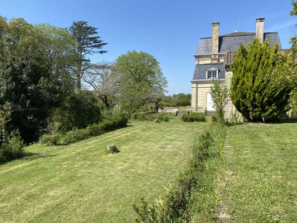 Rare château historique à Montagne Saint Emilion 2500 m2 Ecuries, sellerie, chais