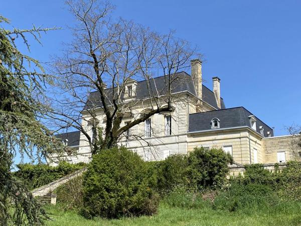 Rare château historique à Montagne Saint Emilion 2500 m2 Ecuries, sellerie, chais