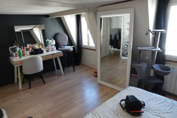 Paris (75002) Duplex dernier étage avec terrasse potentielle.