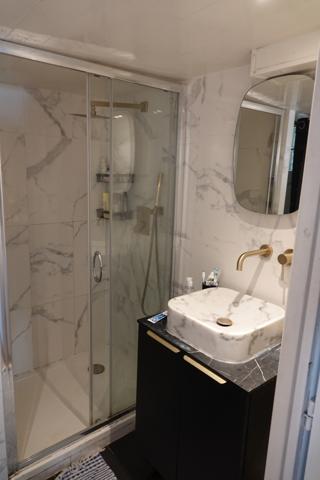 Paris (75002) Duplex dernier étage avec terrasse potentielle.