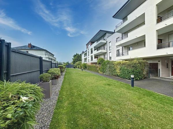 Charmant appartement en rez-de-jardin de 3 pièces avec 2 places de stationnement privatifs