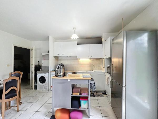 Charmant appartement en rez-de-jardin de 3 pièces avec 2 places de stationnement privatifs