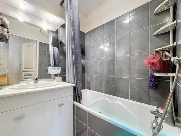 Charmant appartement en rez-de-jardin de 3 pièces avec 2 places de stationnement privatifs