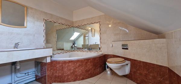 Maison
         5 pièces
        - 162 m²