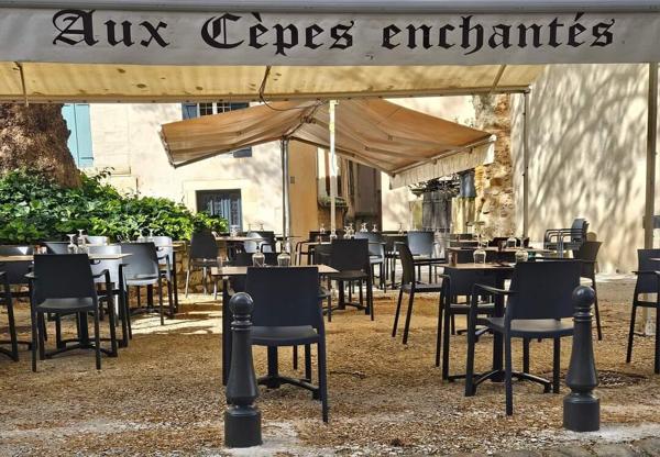 Emplacement d'Exception à Bergerac : Local en Pierres avec Terrasse et Rentabilité Assurée !