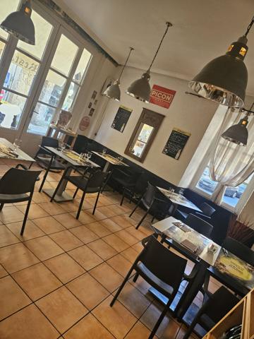 Emplacement d'Exception à Bergerac : Local en Pierres avec Terrasse et Rentabilité Assurée !