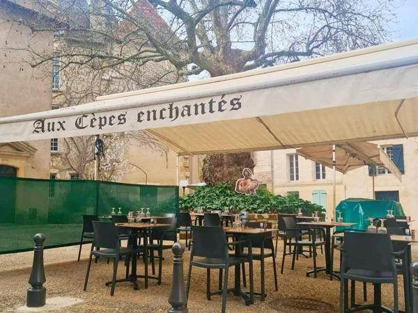 Emplacement d'Exception à Bergerac : Local en Pierres avec Terrasse et Rentabilité Assurée !