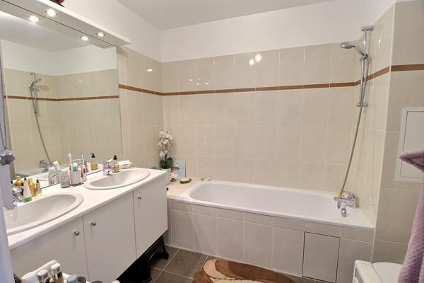 Appartement Le Mesnil Saint Denis 4 pièces dans une résidence récente