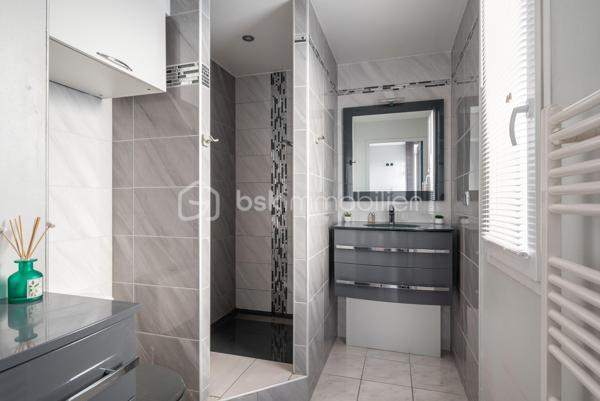 Bel appartement familial lumineux – coup de cœur assuré !

Spacieux et baigné de lumière, cet appartement offre un cadre de vie idéal pour une famille. 

Grande pièce à vivre, cuisine moderne, chambres confortables, suite parentale, rangements astucieux et terrasse ensoleillée.

Situé au 1er étage sans ascenseur d'une copropriété bien tenue, proche des écoles, commerces et transports.

Un garage de 17m² en sous-sol est disponible, en sus du prix.
