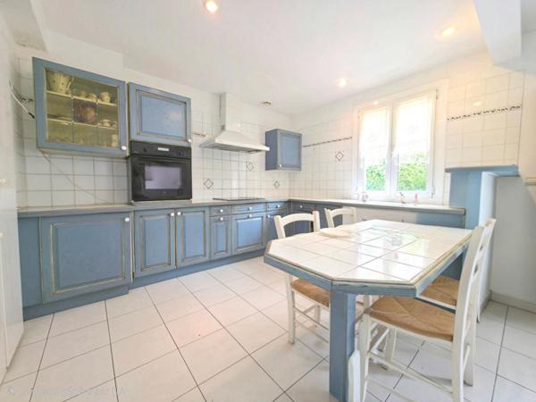 Maison  6 pièce(s) 130 m2 PLAIN PIED